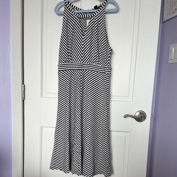 INC International Concepts Black and White Chevron Midi Dress - Picture 1 of 4